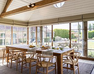 Eetkamer in Vakantiehuis Sylvain, Tielt, West-Vlaanderen, met uitzicht op de tuin en veel natuurlijk licht.
