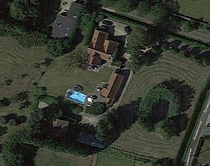 Luchtfoto van Vakantiehuis Sylvain in Tielt, West-Vlaanderen, met ruime tuin en zwembad.