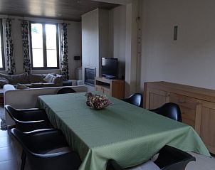 Ruime eetkamer van maison Miest in Watou, West-Vlaanderen met grote eettafel en moderne inrichting.