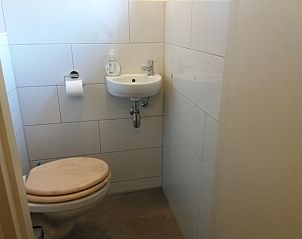 Compact toilet in 't Bollenveld - Iris, comfortabele bungalow in De Dennen, Texel, ideaal voor een ontspannen vakantie.