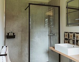 Stijlvolle badkamer in B&B de Zunne, Leisele, West-Vlaanderen, met luxe douche en wastafel.