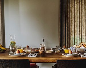 Uitgebreid ontbijt in B&B de Zunne, Leisele, West-Vlaanderen, met vers fruit en croissants.