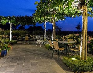 Sfeervol avondterras bij 't Leeghuys vakantiehuis in Lo-Reninge, perfect voor ontspannen avonden in West-Vlaanderen.