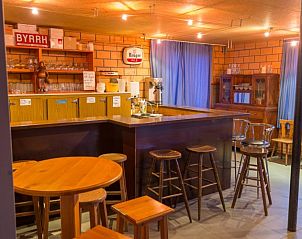 Knusse bar in De Bosgeus vakantiehuis in Nieuwkerke, West-Vlaanderen met houten zitplaatsen.