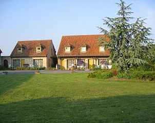 Groene tuin en rustieke vakantiehuizen bij 't Kapelhof in Beauvoorde, West-Vlaanderen.