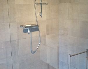 Moderne douche in Remabo vakantiehuis, gelegen in Bovekerke, West-Vlaanderen, met stijlvolle grijze tegels.