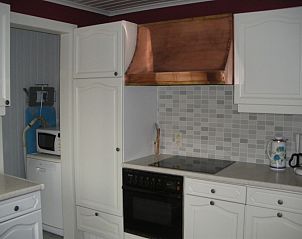 Volledig uitgeruste keuken in Remabo vakantiehuis, Bovekerke, West-Vlaanderen, met fornuis en magnetron.