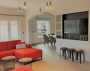 Stijlvolle woonkamer in Zeeparel xl strandhuis, Koksijde-bad, Belgische kust, met open indeling en tv.