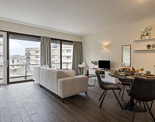 Lichte woonkamer en eetruimte in Flat Marthe, Sint-Idesbald, ideaal appartement voor een vakantie aan de Belgische kust.