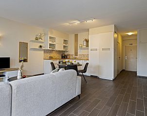 Moderne open keuken in Flat Marthe, Sint-Idesbald, biedt comfort en stijl voor een aangenaam verblijf in West-Vlaanderen.