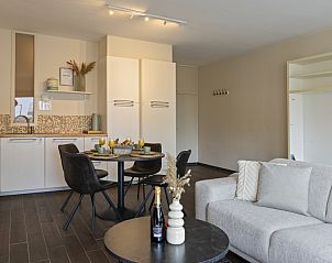 Stijlvolle eetruimte in Flat Marthe, Sint-Idesbald, biedt een gezellige sfeer voor maaltijden tijdens uw vakantie in Belgi.