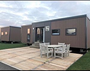 Buitenterras van Phitina's Tiny House, Jabbeke, West-Vlaanderen, stacaravan ideaal voor ontspanning.