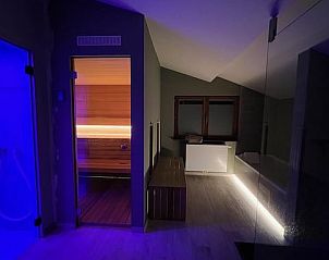 Wellnessruimte met sauna en sfeerverlichting in Villa Atha, vakantiehuis in De Panne, ideaal voor een rustgevende ervaring.