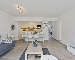 Ruime woonkamer in Flat Antoine, een appartement in De Panne, West-Vlaanderen, met moderne inrichting en open keuken.