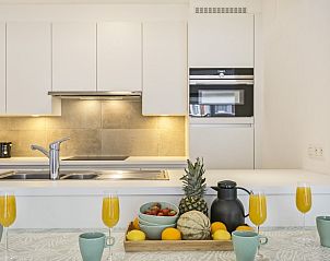 Stijlvolle keuken in Flat Antoine, een appartement in De Panne, West-Vlaanderen, met compleet uitgeruste faciliteiten.