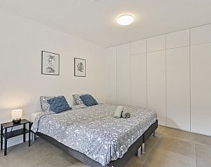 Comfortabele slaapkamer in Flat Antoine, een appartement in De Panne, West-Vlaanderen, met een kingsize bed en rustige inrichting.