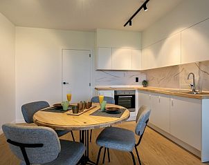 Gezellige eetruimte in Flat Belle appartement, perfect voor vakantie in De Panne, West-Vlaanderen.