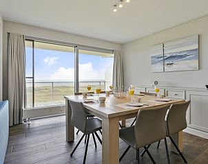 Gezellige eetruimte in Flat Fleur appartement, De Panne, West-Vlaanderen, met uitzicht op duinen en zee.