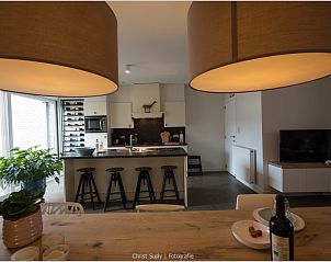 Moderne keuken en eetruimte in vakantiehuis MURKERKA, Damme, West-Vlaanderen, ideaal voor gezellig samenzijn.