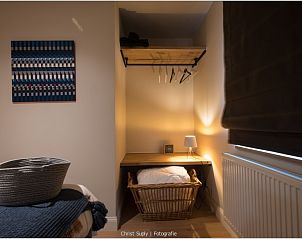 Knusse slaapkamerhoek in vakantiehuis MURKERKA, Damme, West-Vlaanderen, met warme verlichting.