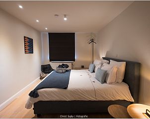 Ruime slaapkamer met modern design in vakantiehuis MURKERKA, Damme, West-Vlaanderen, voor ultiem comfort.