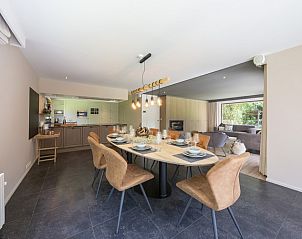 Eetkamer in CheMyr11 vakantiehuis, Hertsberge, Belgi met stijlvol interieur.