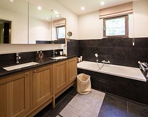 Luxe badkamer met ligbad in CheMyr11 vakantiehuis, Hertsberge, Belgi.