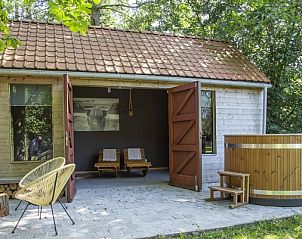 Buitensauna en zitgedeelte bij CheMyr11 vakantiehuis, Hertsberge, Belgi.