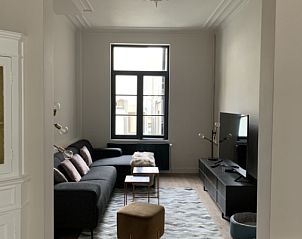 Stijlvolle woonkamer van Villa Francine, Oostende, vakantieappartement met comfortabele inrichting en veel natuurlijk licht.