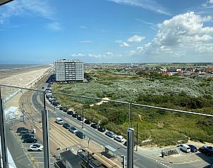 Panoramisch uitzicht vanaf Excelsior appartement in Middelkerke over de kustlijn en stad, West-Vlaanderen, Belgi.
