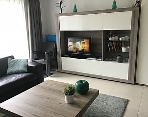 Gezellige woonkamer met tv in Residentie Magnolia appartement Westende, Belgi.