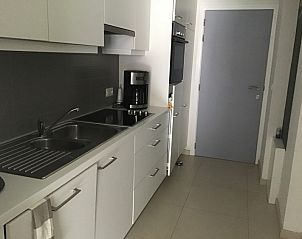 Strakke keuken met moderne apparatuur in Residentie Magnolia appartement Westende, Belgi.