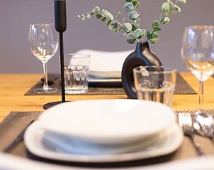 Stijlvolle eetkamer in Huisje in Wildemann, Harz. Vakantiewoning in Nedersaksen, Duitsland met moderne inrichting.