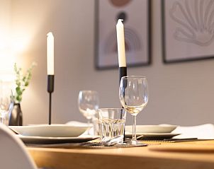 Intieme dinersetting in Huisje in Wildemann, Harz. Vakantiehuis in Wildemann, Nedersaksen met moderne inrichting en kaarslicht.