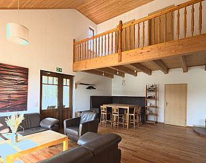 Vakantiehuisje in Vrees, Nedersaksen, Duitsland biedt een uitnodigende woonkamer met houten afwerking en ruime zitgelegenheid.