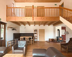 Vakantiehuisje in Vrees, Nedersaksen, biedt een stijlvolle woonkamer met open haard en houten balkenplafond.