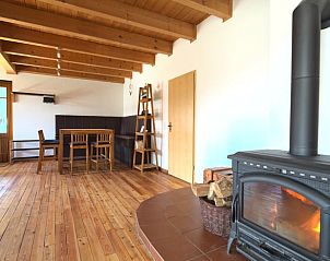 Warme leefruimte in Vakantiehuisje in Vrees, Nedersaksen, met knusse houtkachel en charmant houten interieur.