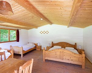 Comfortabele slaapkamer van Vakantiehuisje in Vrees, omringd door de serene natuur van Nedersaksen.