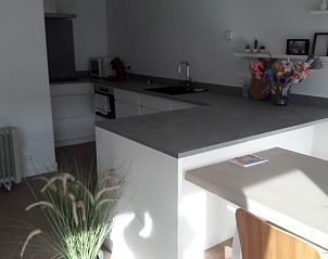 Stijlvolle keuken in T ZAND appartement, Oostduinkerke, volledig uitgerust voor culinaire avonturen tijdens je verblijf.