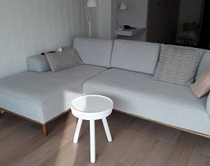 Comfortabele zithoek in T ZAND appartement, Oostduinkerke, ideaal voor gezellige avonden met familie of vrienden.