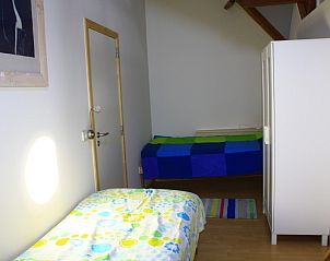 Lichte slaapkamer met twee bedden in De Mutsaard vakantiehuis, Oost-Vlaanderen, Belgi.