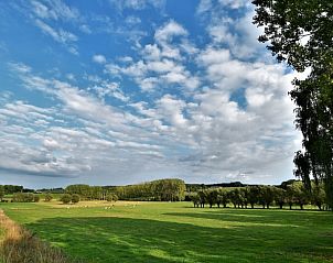 Uitgestrekte groene velden nabij Vakantiehuis in Onkerzele, Geraardsbergen, ideaal voor natuurliefhebbers in Oost-Vlaanderen, Belgi.