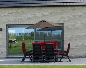 Zonnig terras bij Ter-Roeselaere vakantiehuis in Sint-Laureins, ideaal voor ontspanning in Oost-Vlaanderen, Belgi.