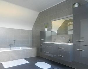 Stijlvolle badkamer in Ter-Roeselaere vakantiehuis, comfort in Sint-Laureins, Oost-Vlaanderen, Belgi.