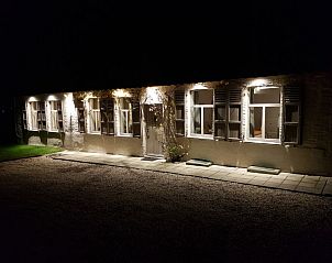 Bellovisto vakantiehuis verlicht in de nacht, Vlaamse Ardennen, Oost-Vlaanderen, Belgi.