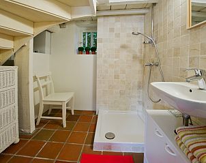 Moderne badkamer met douche in Bellovisto vakantiehuis, Vlaamse Ardennen, Oost-Vlaanderen, Belgi.