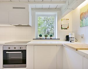 Keuken met uitzicht in Bellovisto vakantiehuis, Vlaamse Ardennen, Oost-Vlaanderen, ideaal voor koken en gezelligheid.