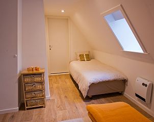 Gezellige eenpersoonskamer in Bellovisto vakantiehuis, Vlaamse Ardennen, Oost-Vlaanderen, met houten vloer.