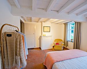 Stijlvolle slaapkamer met open kledingrek in Bellovisto vakantiehuis, Vlaamse Ardennen, Oost-Vlaanderen, Belgi.