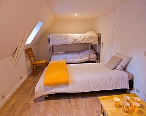 Slaapkamer met stapelbedden en eenpersoonsbed in Bellovisto vakantiehuis, Vlaamse Ardennen, Oost-Vlaanderen.